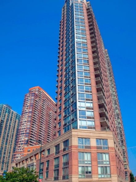 Exterior Building - Avalon Riverview South Tower