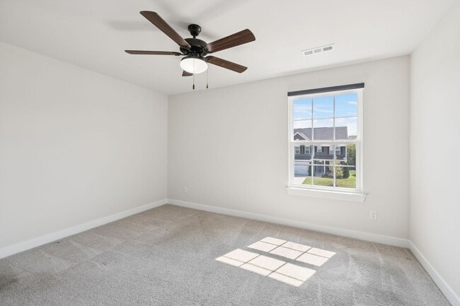 Building Photo - 5BR/3.5BA home offers stylish and function...