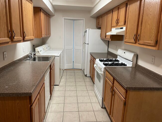 Kitchen - 10222 Prince Plz