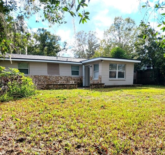 Building Photo - Spacious 3 bedroom / 1 Bath Single Family Home