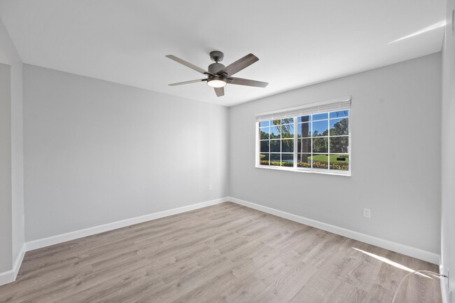 Building Photo - 500 Crestwood Ct N
