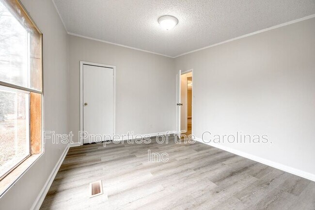 Building Photo - 128 Summerglen Dr.