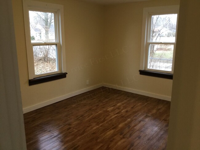 Building Photo - 2 Bed 1 Bath 900 SQFT Home in Bolivar! Cal...