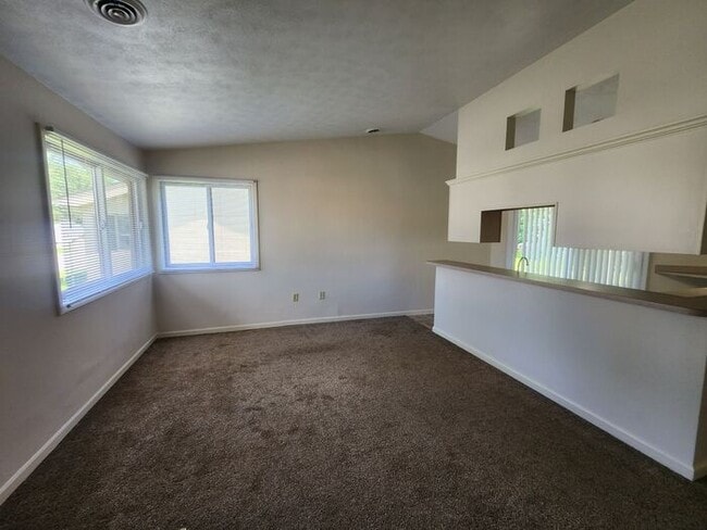 Building Photo - 2 Bedroom Duplex - *Pets Welcome!