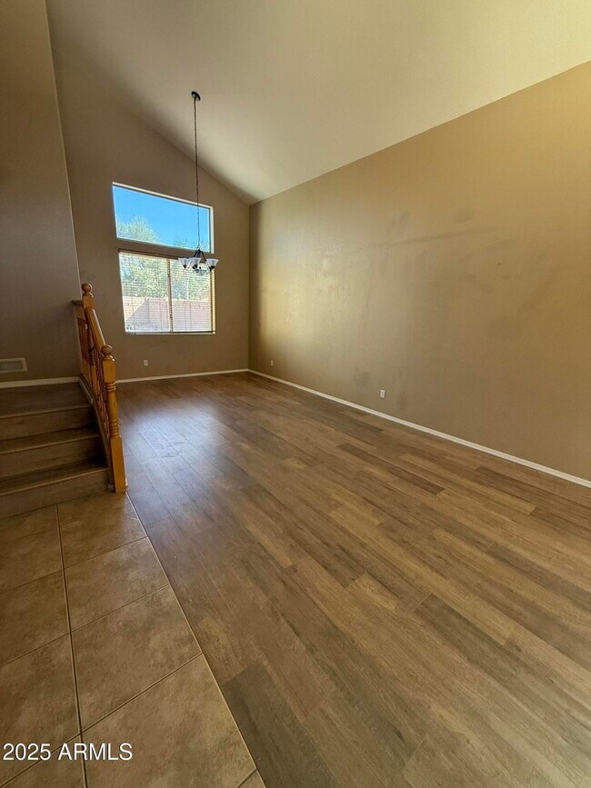 Building Photo - 1269 E Iris Dr