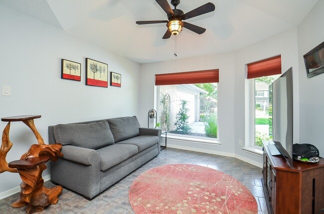Building Photo - 827 Millpond Dr