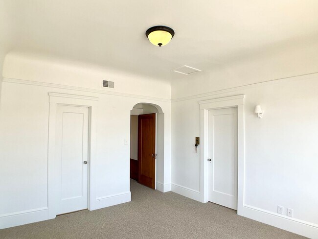 Building Photo - Stunning Multi-Level 4/2.5 W/ Dining Room....