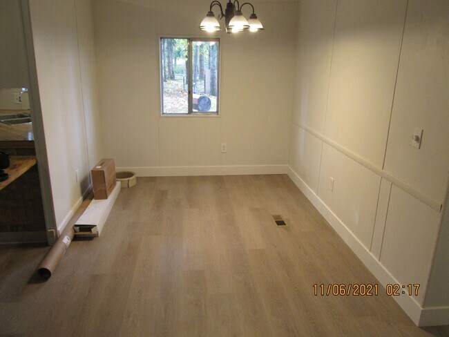 Building Photo - Country Living !  Huge lot !  3 bedroom an...