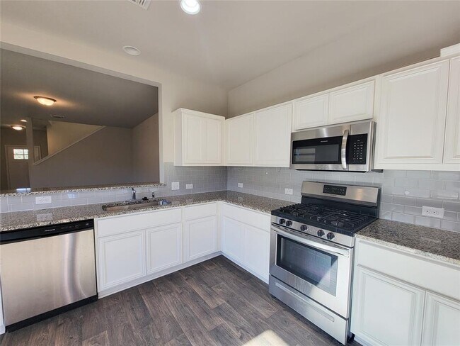 Building Photo - 13925 Heywood Dr