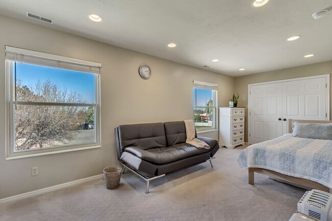 Building Photo - Beautiful 5-Bedroom Home in Sandy!