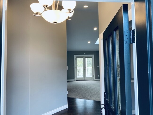 Building Photo - 5 Bedroom Craftsman - Home Great Schools -...