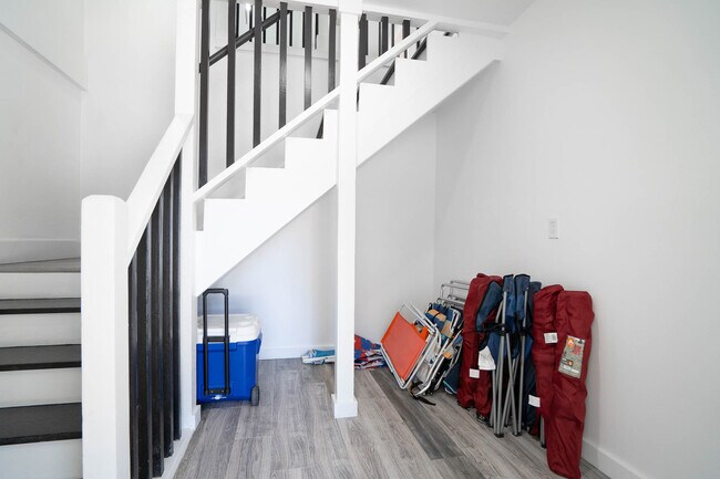 Building Photo - 113 4th Ave