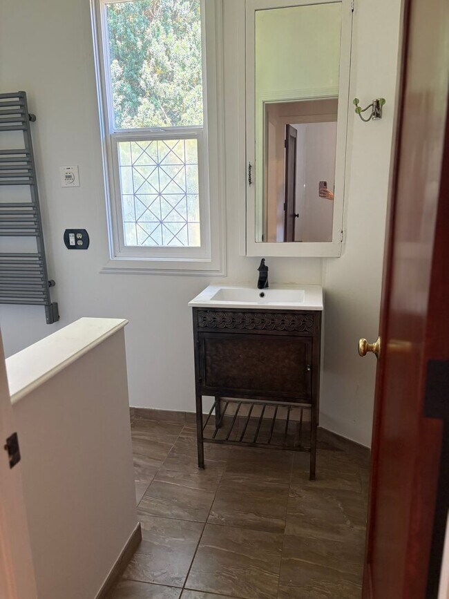 Building Photo - Beautiful 1908 Craftsman home for rent!