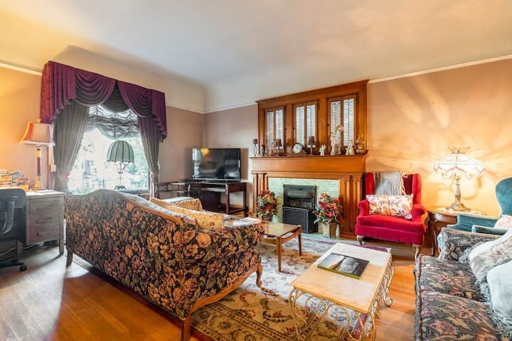 Parlor - 2374 Mission Inn Ave