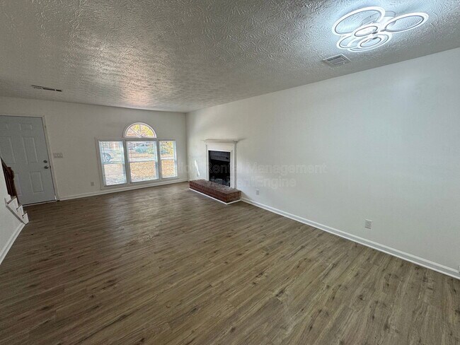 Building Photo - 1301 Sweet Pine Dr