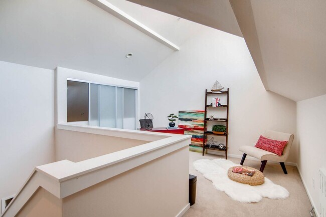 Building Photo - 2 Bedroom Loft Style Townhome Near Microsoft!