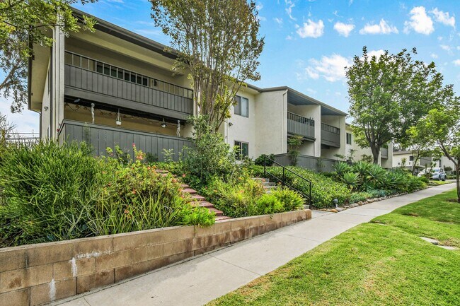 Building Photo - Pet Friendly & Remodeled 1BR Condo Near SDSU with Pool and Large Balcony