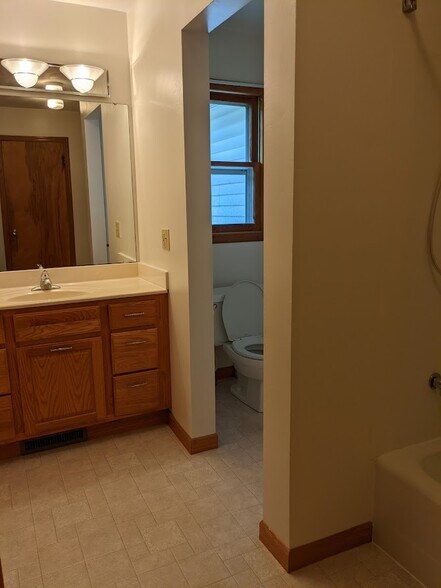 Main bathroom - 705 Taylor St