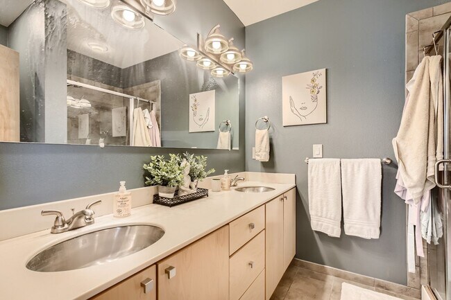 Building Photo - Breathtaking 2 bed, 3 bath Curtis Park Tow...