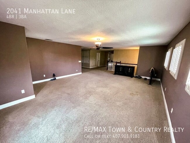 Building Photo - 2041 Manhattan Ln