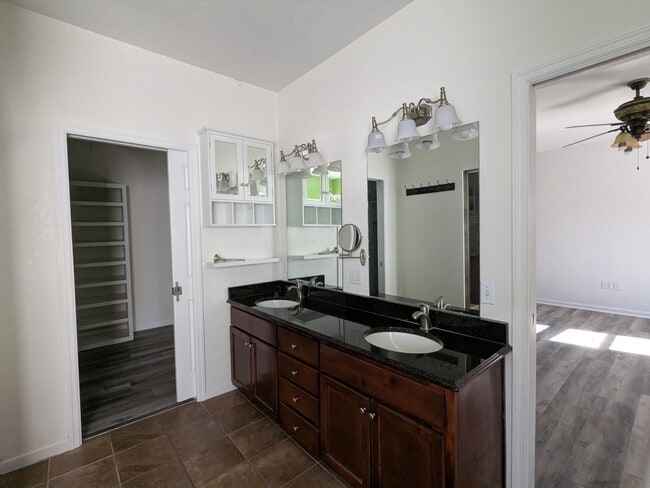 Building Photo - 1515 Hall Way