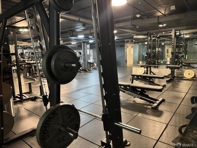 Building Photo - 555 4th St