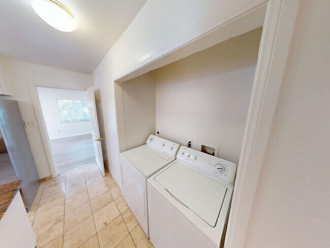 Building Photo - 4BD 3BA with a Private Patio!