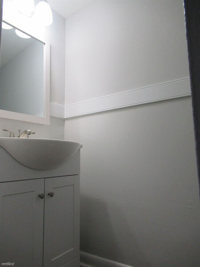 Building Photo - 2 br, 1.5 bath Townhome - 611 E 11th St Pi...