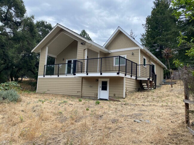 Building Photo - Beautiful 3 Bedroom/2 Bathroom Plus Bonus Room in Ben Lomond