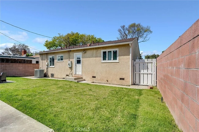 Building Photo - 7026 Schroll St