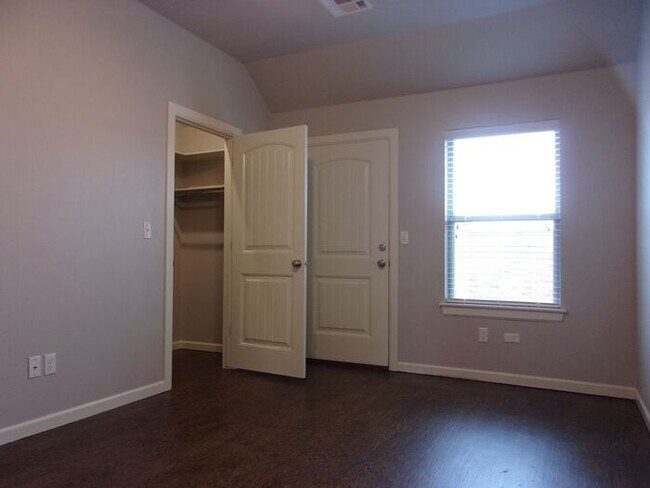 Building Photo - 2 Bed 1 Bath 1 Car Garage Townhome in Del City