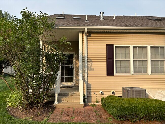 Building Photo - 511 Elm St