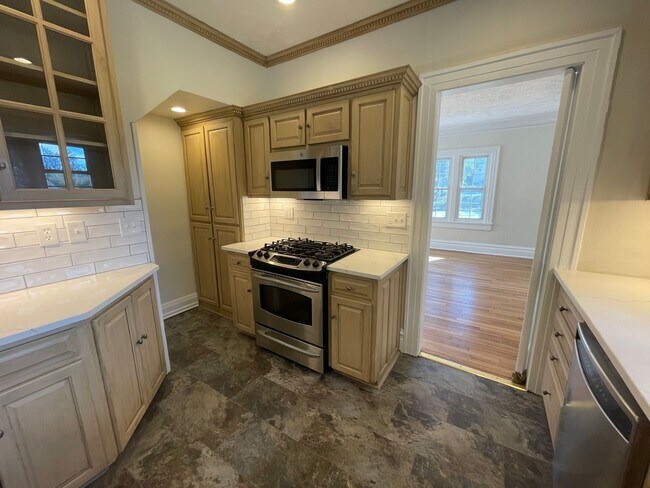 Building Photo - Updated 3/2 House in Old East Rome $1,895