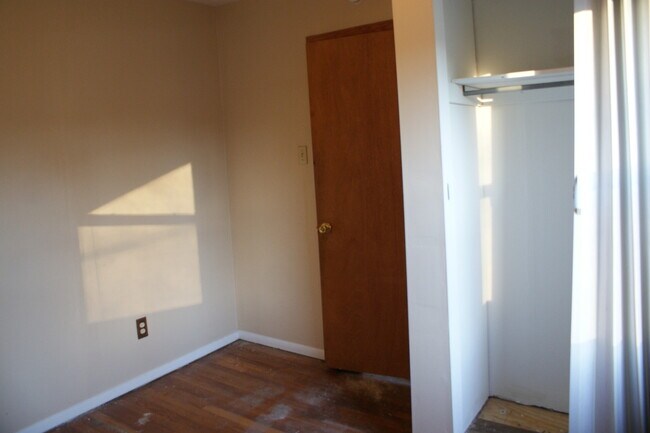 Building Photo - 3 Bedroom in Hazelwood with hardwood floors