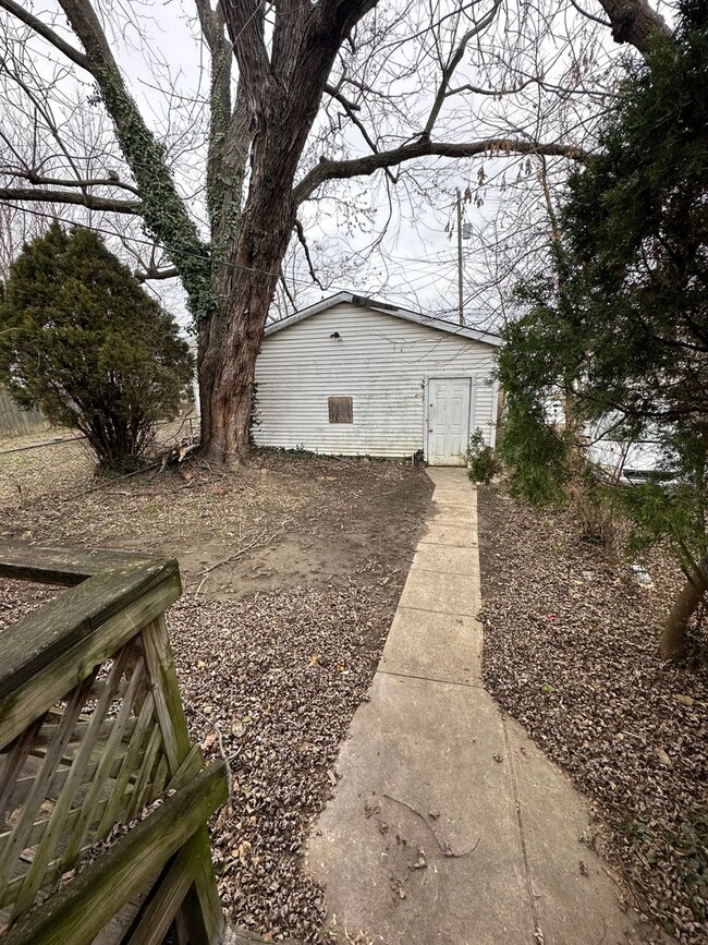 Building Photo - Introducing a charming Three Bedroom, One ...