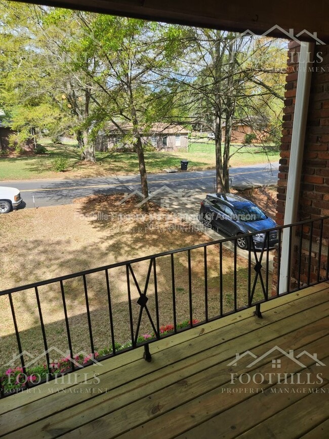 Building Photo - 130 Tanglewood Dr