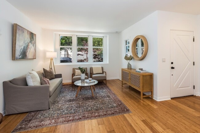 Building Photo - GIANT 1 BEDROOM APT