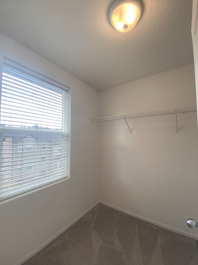 Building Photo - Beautifully Updated Townhouse with New Car...