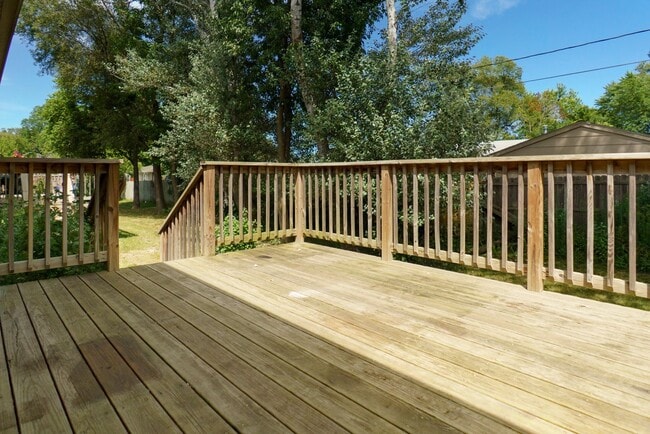 Building Photo - 3 Bedroom Townhome Available August 1st, 2026