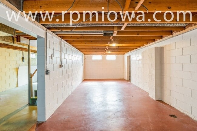 Building Photo - WELCOME HOME!! 3 Bedroom, 1 Bath Home in Des Moines
