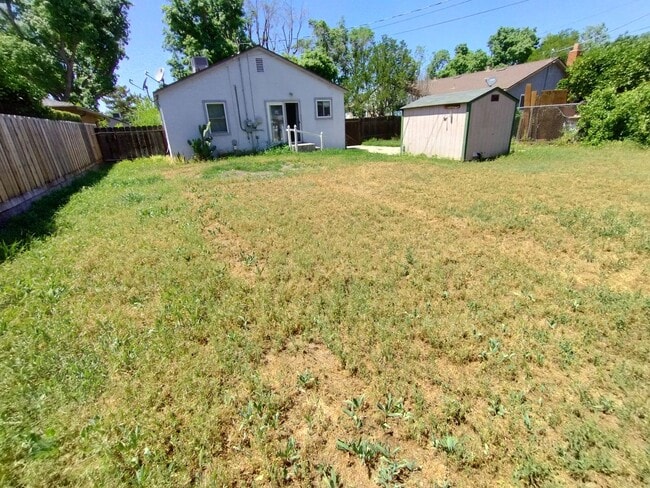 Building Photo - 404 Camellia Way