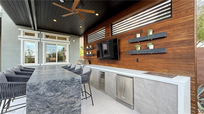 Building Photo - 6208 Petroglyph Ave
