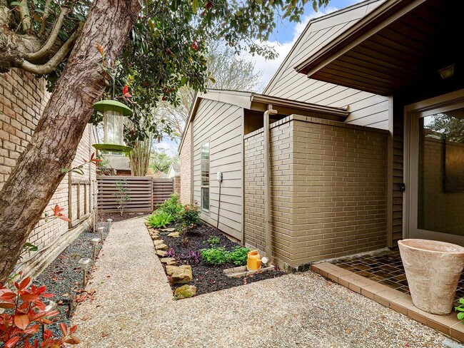Building Photo - 832 Fleetwood Pl Dr