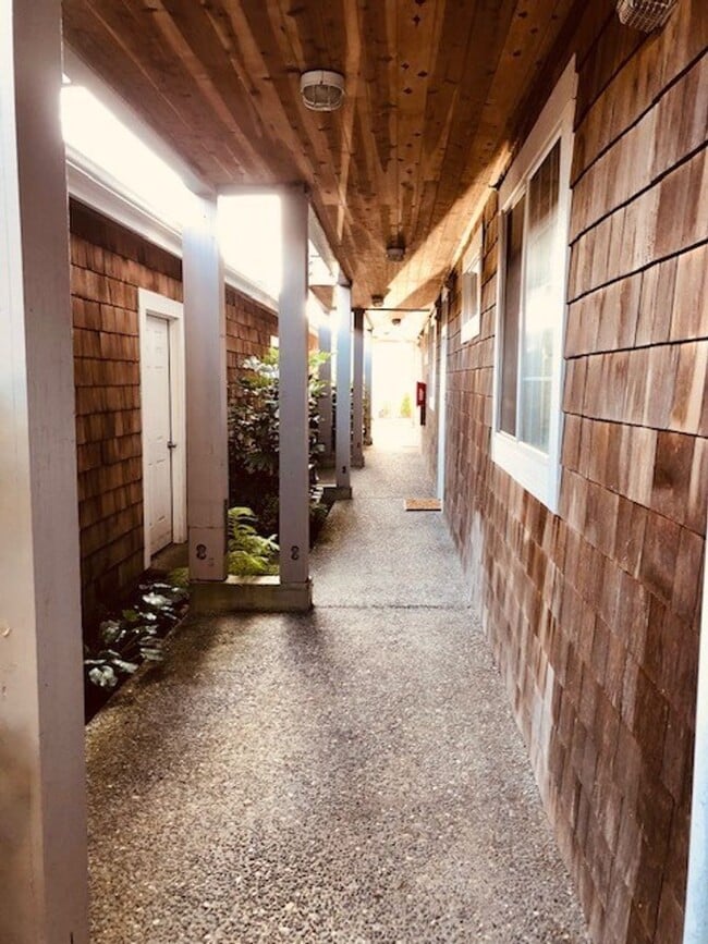 Building Photo - Riverfront Sandpiper Village Condo 2 Bedroom, 2 Baths!!