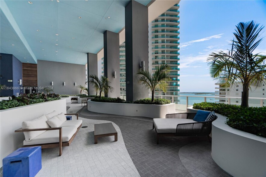 Building Photo - 1300 Brickell Bay Dr