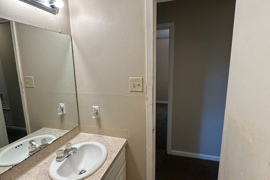 Building Photo - 1006 Towering Oaks Dr