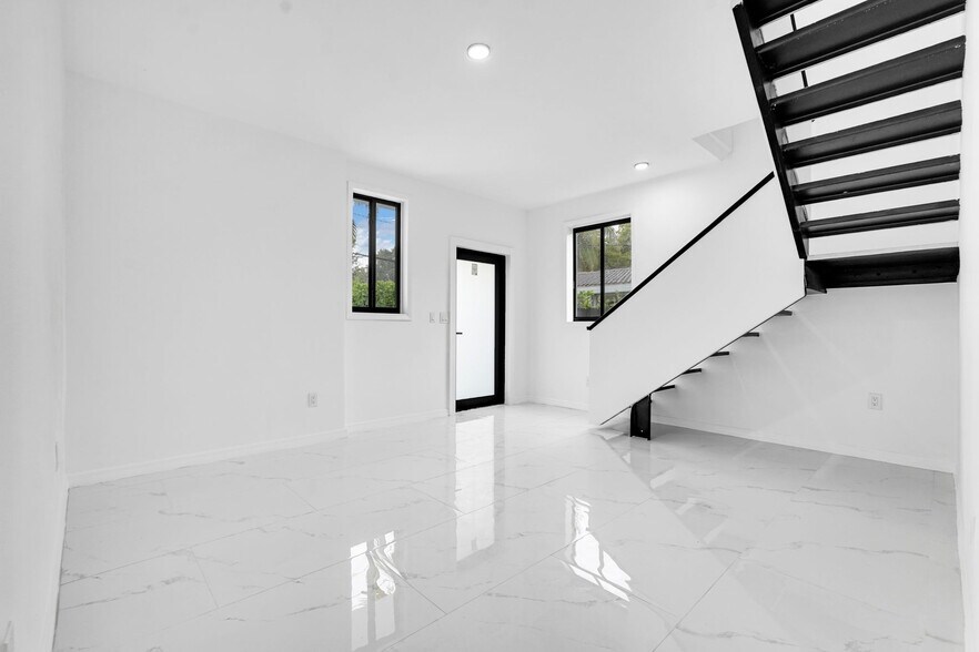 Building Photo - 972 SW 44th Ave
