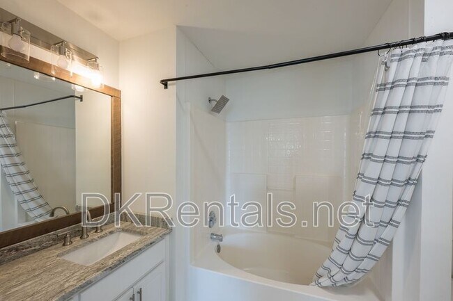 Building Photo - 215 Morris Ln