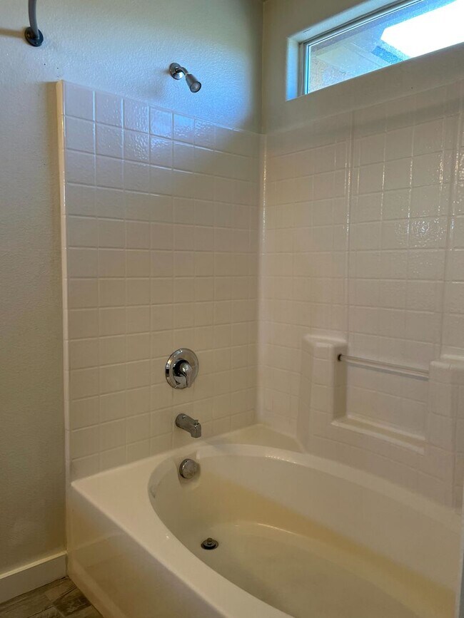 Building Photo - DARLING 3 BEDROOM, 2.5 BATH LOCATED IN GAT...