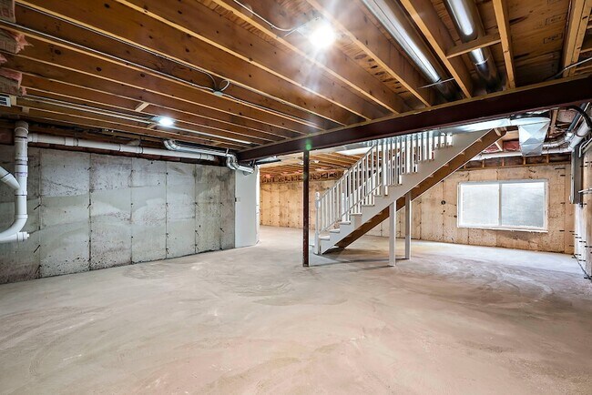 Building Photo - 741 N County Line Rd
